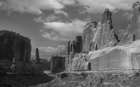 Téléchargez les photos : Photographie d'art noir et blanc de la formation rocheuse de Park Avenue dans le grès du parc national des Arches, Utah, Amérique, USA - en image libre de droit