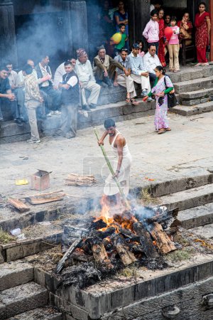 Foto de Cremación al atardecer del cuerpo junto al sagrado río Baymati en el - Imagen libre de derechos