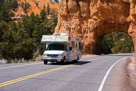 Téléchargez les photos : Un véhicule récréatif traversant le tunnel routier de Red Arch sur le chemin de Bryce Canyon, Utah, Sud-Ouest américain, États-Unis, Amérique du Nord - en image libre de droit