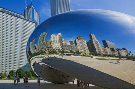 Téléchargez les photos : Promenade d'Anish Kapoor à travers la sculpture Cloud Gate dans le Millennium Park de Chicago, Illinois, Amérique du Nord avec espace de copie - en image libre de droit