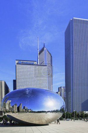 Foto de El paseo de Anish Kapoor a través de la escultura Cloud Gate en el Millennium Park de Chicago, Illinois, América del Norte con espacio para copias - Imagen libre de derechos