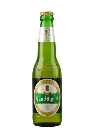 Téléchargez les photos : Une bouteille de bière San Miguel All Malt isolée sur fond blanc avec espace de copie - en image libre de droit