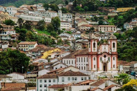 Téléchargez les photos : Église catholique historique dans la ville d'Ouro Preto, Minas Geraisin sud du Brésil, Amérique du Sud avec espace de copie - en image libre de droit