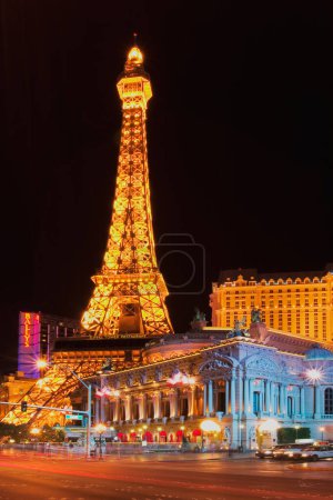 Foto de Paris Casino and Hotel por la noche, Las Vegas, Nevada - Imagen libre de derechos