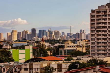 Téléchargez les photos : Logement peuplé Densley de Quezon City avec Metro Manila, Philippines, Asie du Sud-Est en arrière-plan lointain avec espace de copie - en image libre de droit