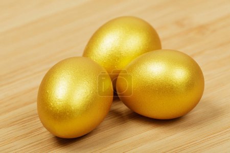 Foto de Primer plano de los huevos de oro que representan, riqueza, jubilación, ahorros, etc con espacio de copia - Imagen libre de derechos