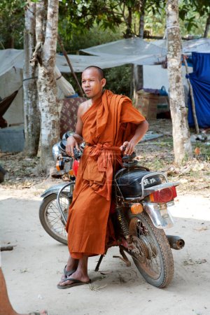 Téléchargez les photos : Les nombreux visages des moines bouddhistes à Angkor Wat au Cambodge, en Asie du Sud-Est - en image libre de droit