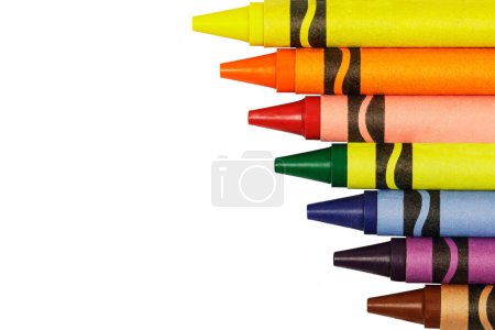 Foto de Primer plano de lápices de colores aislados en un fondo blanco con espacio para copiar - Imagen libre de derechos