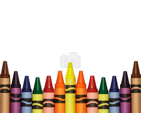Foto de Primer plano de lápices de colores aislados en un fondo blanco con espacio para copiar - Imagen libre de derechos