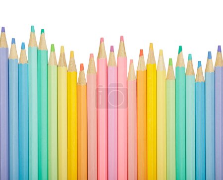 Téléchargez les photos : Pose haut vers le bas ou à plat d'un pensionnaire de crayons de couleur pastel colorés isolés sur un fond blanc avec espace flic - en image libre de droit