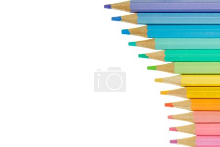 Foto de Colocación de arriba hacia abajo o plana de una tabla de lápices de colores pastel coloridos aislados sobre un fondo blanco con espacio de policía - Imagen libre de derechos