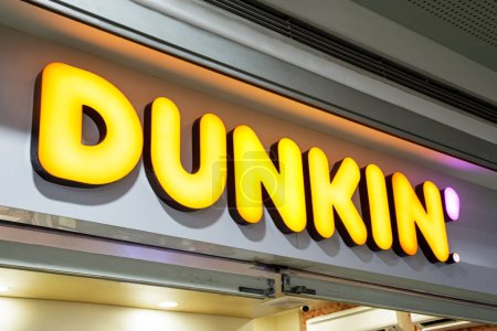 Foto de Cartel de la tienda en la entrada de una panadería al por menor para la marca internacional de Dunkin Donuts en un centro comercial local Metro Manila, Filipinas, sudeste asiático con espacio para copias - Imagen libre de derechos