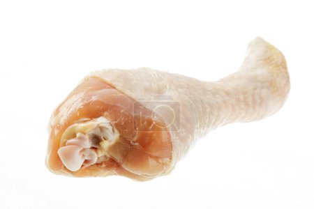 Foto de Primer plano de una pierna de pollo cruda aislada sobre un fondo blanco con espacio para copiar - Imagen libre de derechos