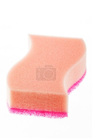 Téléchargez les photos : Gros plan d'un tampon de nettoyage plat rose isolé sur un fond blanc avec espace de copie - en image libre de droit