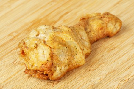 Foto de Primer plano de la pierna de pollo frito o muslo sobre un fondo de madera con espacio de copia - Imagen libre de derechos