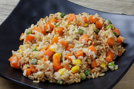 Foto de Primer plano de arroz frito casero sano y delicioso sobre un fondo de madera con espacio para copiar - Imagen libre de derechos