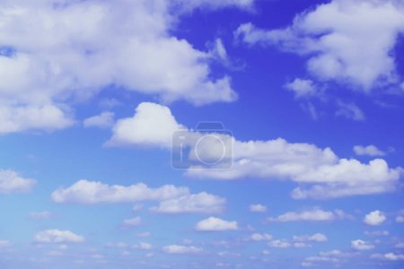 Foto de Temprano en la mañana con un cielo lleno de nubes cúmulos y un cielo azul con espacio para copiar - Imagen libre de derechos