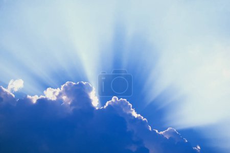 Foto de Nube Explosión de rayos de luz asomándose a través de Nubes con espacio de copia - Imagen libre de derechos