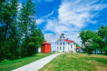 Foto de Faro Grand Traverse construido en 1853 y ubicado en el Parque Estatal de Leelanau en el Lago Michigan, Michigan. Estados Unidos, América del Norte con espacio para copias - Imagen libre de derechos