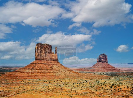 Foto de The East and West Mittens, Parque Tribal Navajo, Monument Valley Utah América del Norte con espacio para copias - Imagen libre de derechos