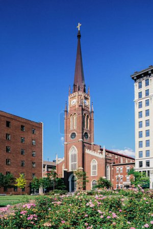 Foto de Catedral de la Asunción dedicada en 1852. Situado en Louisville, Kentucky, América del Norte con espacio para copias - Imagen libre de derechos