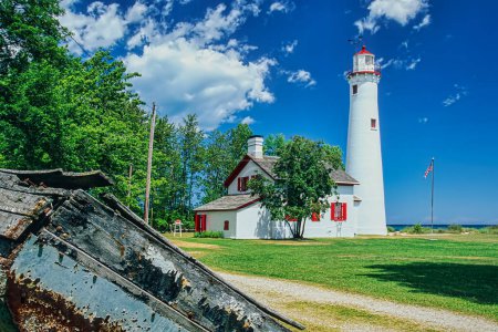 Foto de Faro de Sturgeon Point fue construido en 1870 y se encuentra en la punta de Sturgeon Point en el lago Huron en Michigan, Estados Unidos, América del Norte con espacio para copias - Imagen libre de derechos