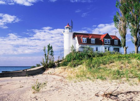 Foto de Faro Point Betsie, construido en 1858. Situado a cinco millas al norte de Frankfort Michigan en Lake Michigan, Estados Unidos, América del Norte con espacio para copias - Imagen libre de derechos