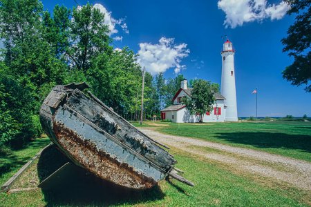 Foto de Faro de Sturgeon Point fue construido en 1870 y se encuentra en la punta de Sturgeon Point en el lago Huron en Michigan, Estados Unidos, América del Norte con espacio para copias - Imagen libre de derechos