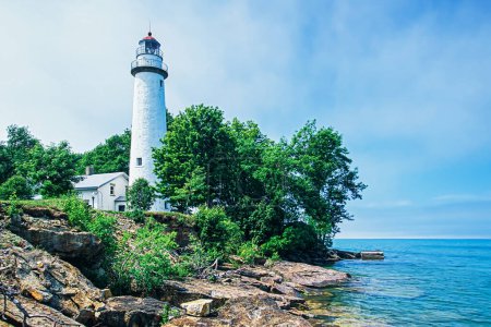 Foto de Point Aux Barques Lighthouse fue construido en 1847 y se encuentra justo al norte de Port Hope Michagin en Lake Huron, Estados Unidos, América del Norte con espacio para copias - Imagen libre de derechos