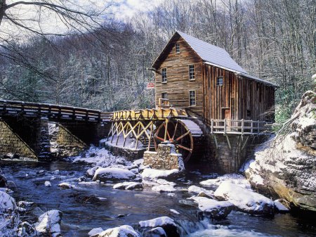 Téléchargez les photos : Chute de neige à Glade Creek Grist Mill situé dans Babcock State Park à West Virgina, États-Unis, Amérique du Nord avec espace de copie - en image libre de droit