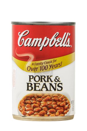 Foto de Primer plano de una lata de deliciosos Campbell 's Pork & Beans aislados sobre un fondo blanco con espacio para copiar - Imagen libre de derechos