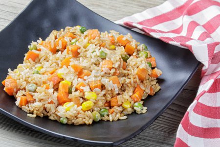 Foto de Primer plano de arroz frito stri casero saludable y delicioso sobre un fondo de madera con espacio para copiar - Imagen libre de derechos