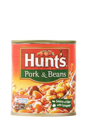 Téléchargez les photos : Gros plan d'une boîte de délicieux Hunt's Pork & Beans isolé sur un fond blanc avec espace de copie - en image libre de droit