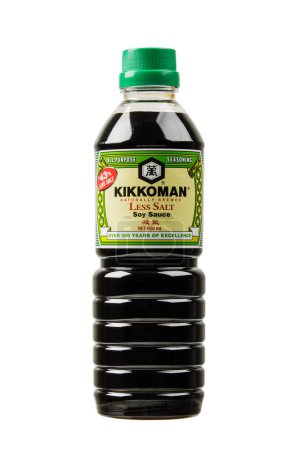 Téléchargez les photos : Gros plan d'une bouteille de Kikkoman Less Salt Soy Sauce un produit de Singapour vendu dans le monde entier avec espace de copie, Philippines, Asie du Sud-Est, - en image libre de droit