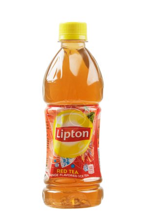 Foto de Manila, Filipinas, 30 de diciembre de 2023 Primer plano de una botella de Lipton Red Tea, vendida en Filipinas, Sudeste Asiático con espacio para copiar - Imagen libre de derechos