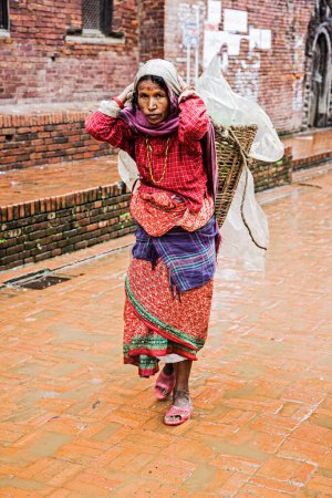 Foto de Mujer nativa nepalí que vive en la pobreza en la ciudad cerca de Katmandú Nepal, Asia del Sur - Imagen libre de derechos