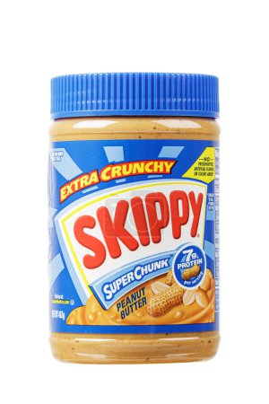 Foto de Un frasco de plástico de Skippy Extra crujiente crujiente mantequilla de cacahuete aislado sobre un fondo blanco con espacio de copia - Imagen libre de derechos