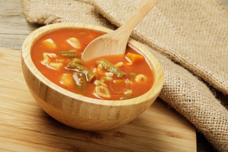 Foto de Primer plano de deliciosa sopa de verduras enlatadas sobre un fondo de madera con espacio para copiar - Imagen libre de derechos