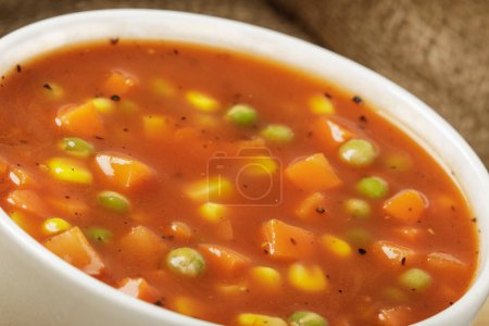 Foto de Primer plano de un cuenco saludable y delicioso de sopa de verduras aislado sobre fondo de madera con espacio para copiar - Imagen libre de derechos