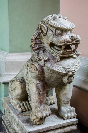 Foto de Estatua de león fuera de un templo en China, Asia Oriental con espacio para copias - Imagen libre de derechos