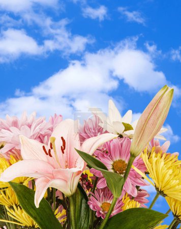Foto de Bodegón de un ramo de flores con un hermoso fondo de cielo y espacio de copia - Imagen libre de derechos