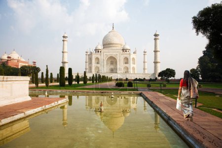 Foto de El mundialmente famoso Taj Mahal. El Taj Mahal es un mausoleo ubicado en Agra, India. Asia meridional - Imagen libre de derechos