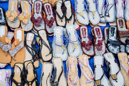 Téléchargez les photos : Chaussures à vendre dans la ville de Bhaktapur près de Katmandou Népal, Asie du Sud - en image libre de droit
