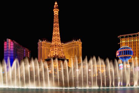 Foto de Casino de Las Vegas. Fuentes fuera del Bellagio Casino en Las Vegas, Nevada, EE.UU.. También se puede ver un modelo de la Torre Eiffel. - Imagen libre de derechos