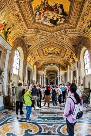Foto de Turismo dentro del mundialmente famoso Museo del Vaticano en la Ciudad del Vaticano con espacio para copias, Roma, Italia, Europa - Imagen libre de derechos