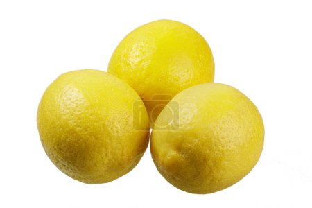 Foto de Primer plano de deliciosos limones aislados sobre un fondo blanco con espacio para copiar - Imagen libre de derechos