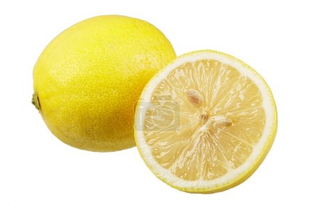Foto de Primer plano de deliciosos limones aislados sobre un fondo blanco con espacio para copiar - Imagen libre de derechos