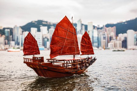 Foto de El famoso bote basura en el puerto de Victoria con la isla de Hong Kong en el fondo una atracción turística local en Hong Kong, China, Asia del Sur - Imagen libre de derechos