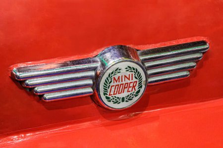 Téléchargez les photos : Détail de l'emblème d'un arrière Mini Cooper britannique avec espace de copie - en image libre de droit
