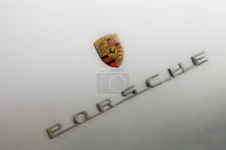 Téléchargez les photos : Gros plan de l'emblème Porsche Spyder Sportscar argent avec espace de copie - en image libre de droit